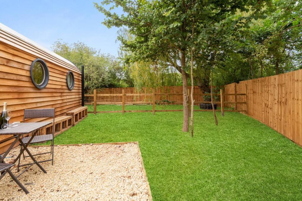Villa Apple - Luxury Cabin In The Cotswolds à Alderton  Extérieur photo