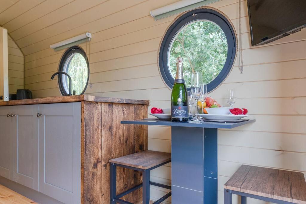 Villa Apple - Luxury Cabin In The Cotswolds à Alderton  Extérieur photo