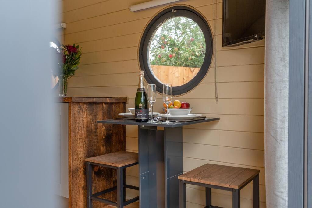 Villa Apple - Luxury Cabin In The Cotswolds à Alderton  Extérieur photo