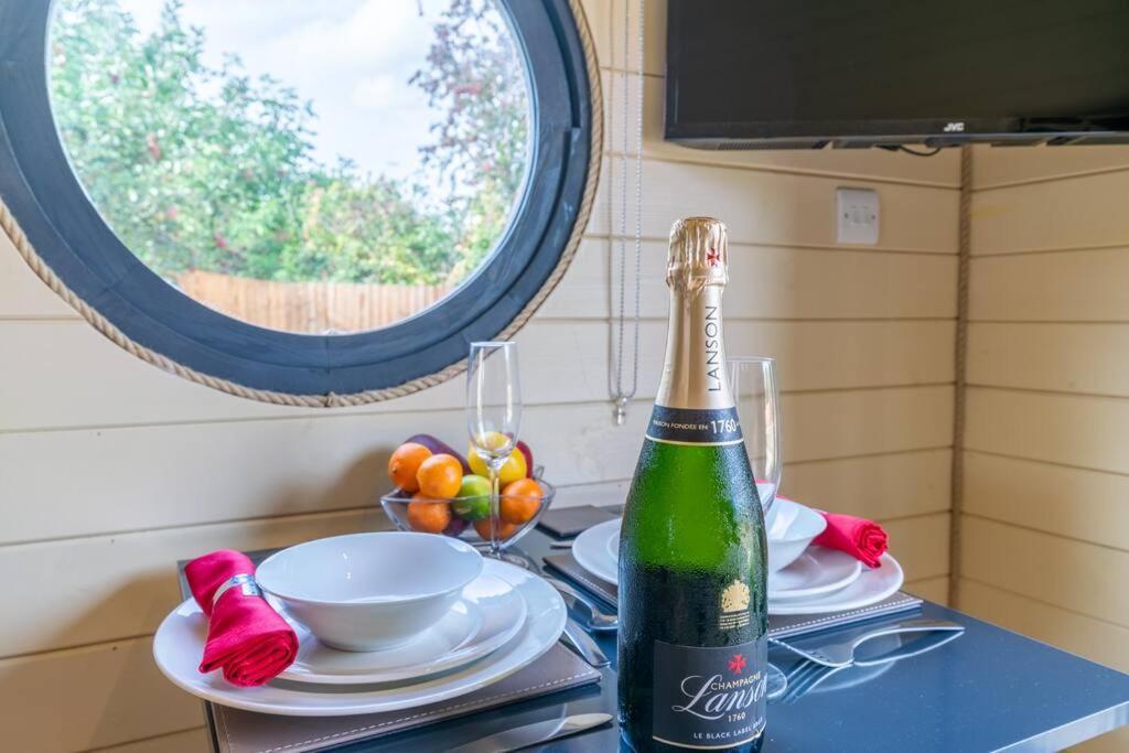 Villa Apple - Luxury Cabin In The Cotswolds à Alderton  Extérieur photo